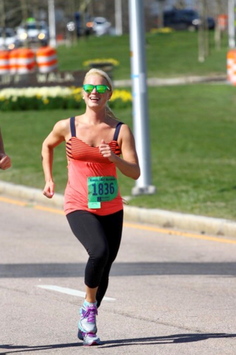 Student Sarah Somogie running in a race