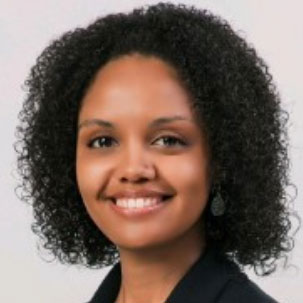 Portrait photo of smiling woman